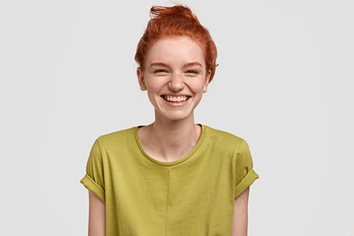 Portrait d'une fille rousse souriant.